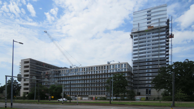 844329 Gezicht op de bouwwerkzaamheden op het terrein van het voormalige ziekenhuis Oudenrijn (Van Heuven Goedhartlaan ...